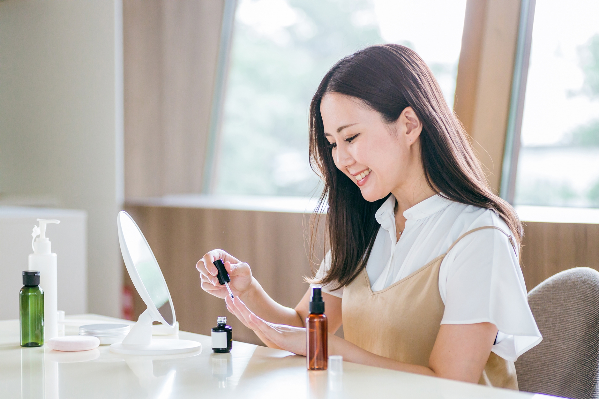 楽しそうにセルフネイルしている女性