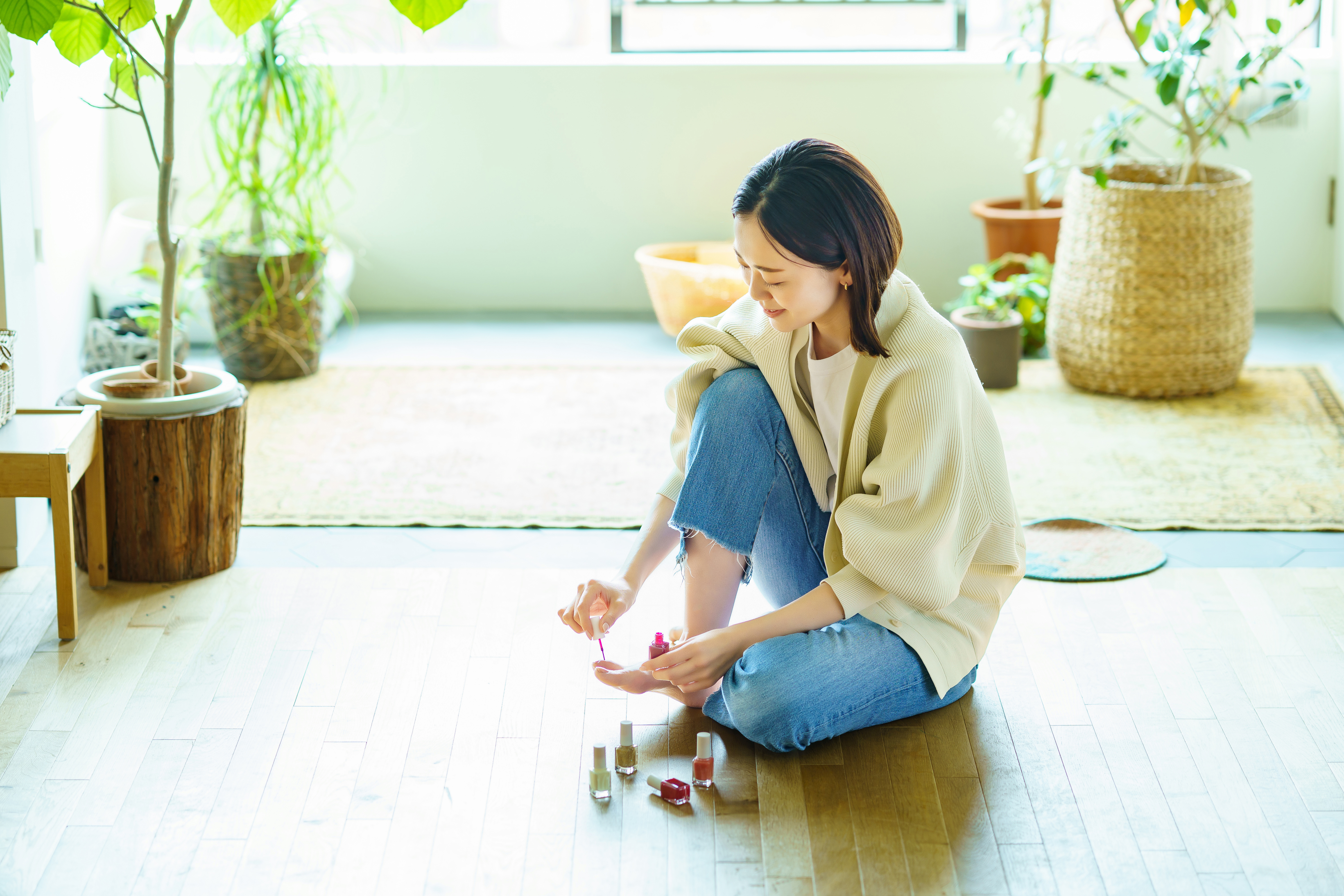 セルフでフットネイルをする女性