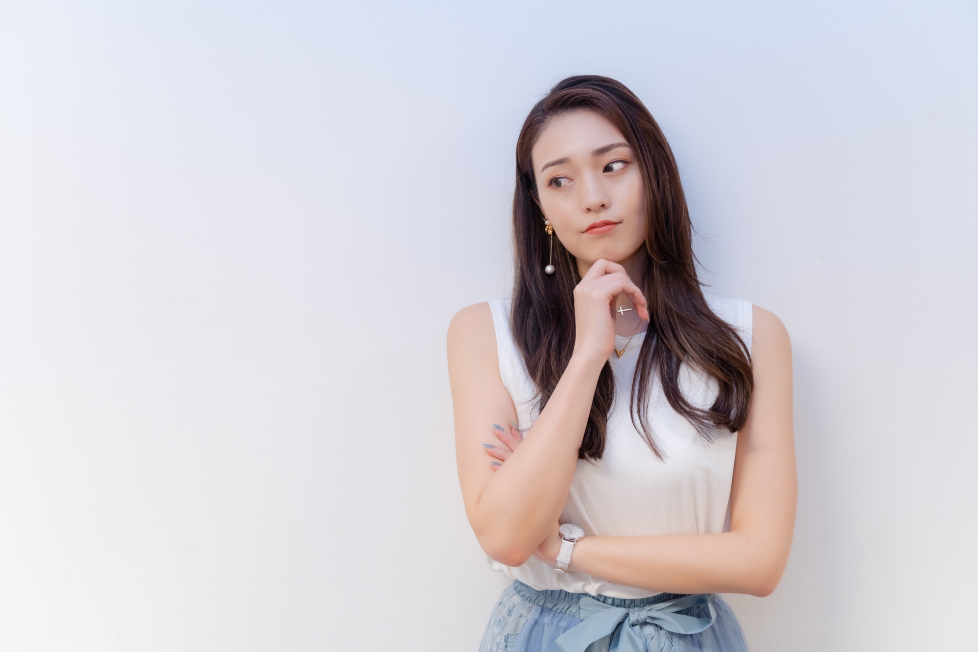 悩んでいる様子の女性