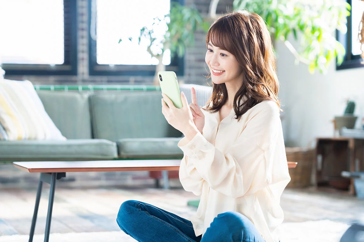 ネイル検定3級を申し込む女性の姿