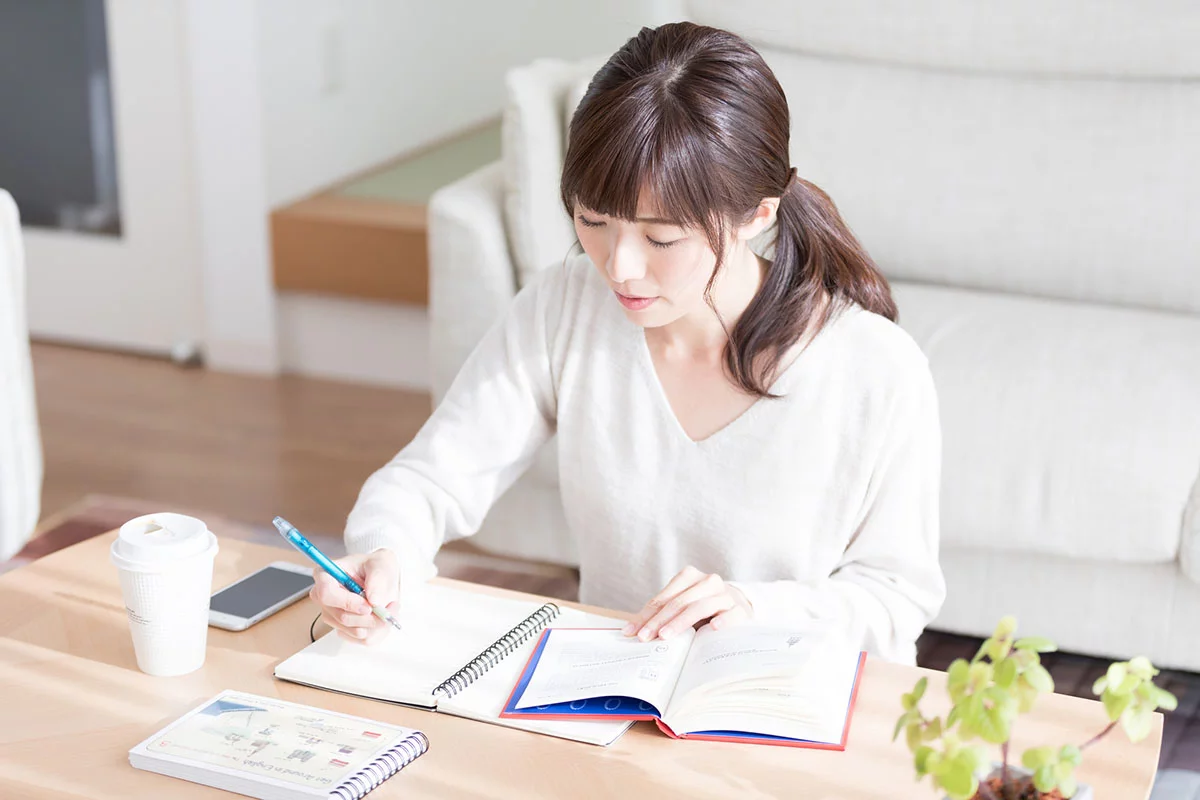 ネイリスト検定3級の勉強をしている女性の画像