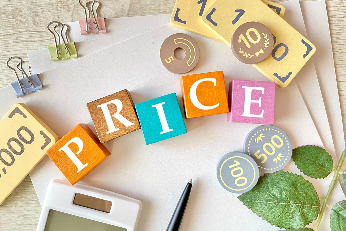 PRICEと書かれたキューブとお金のイメージ画像