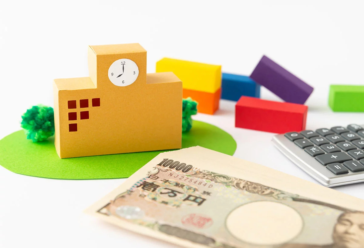 一万円札と電卓で費用をイメージした画像