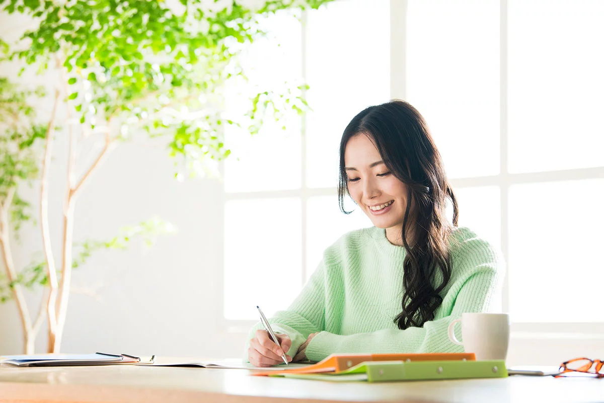 ネイルの資格勉強をしている女性の画像