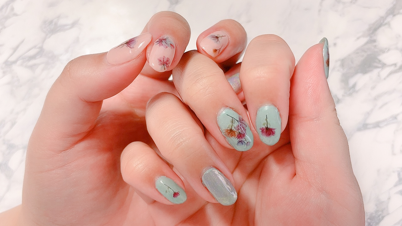 短い爪にデザインされたお花ネイル