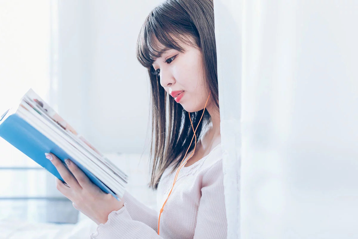 テキストを読む女性